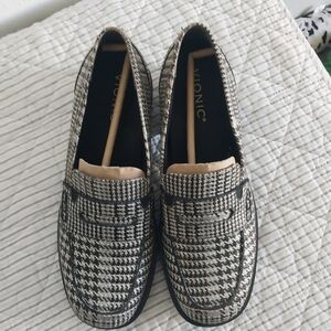 Vionic Women's Black and White Loafers